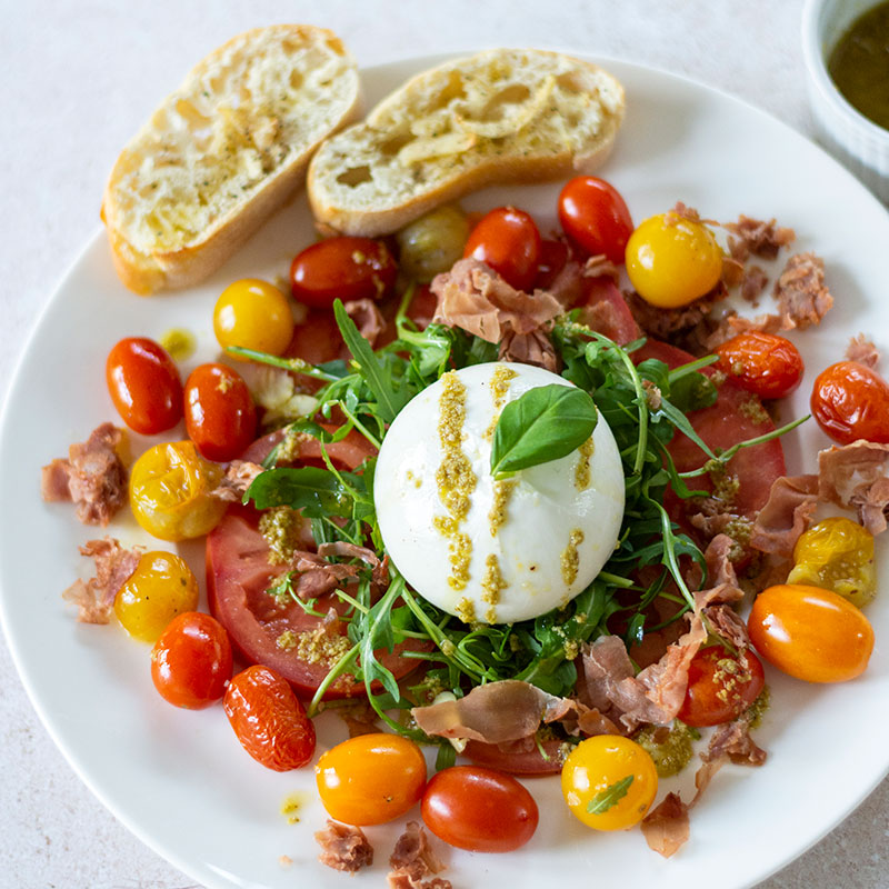 Boek: mentale en fysieke euforie salade met burrata en tomaat